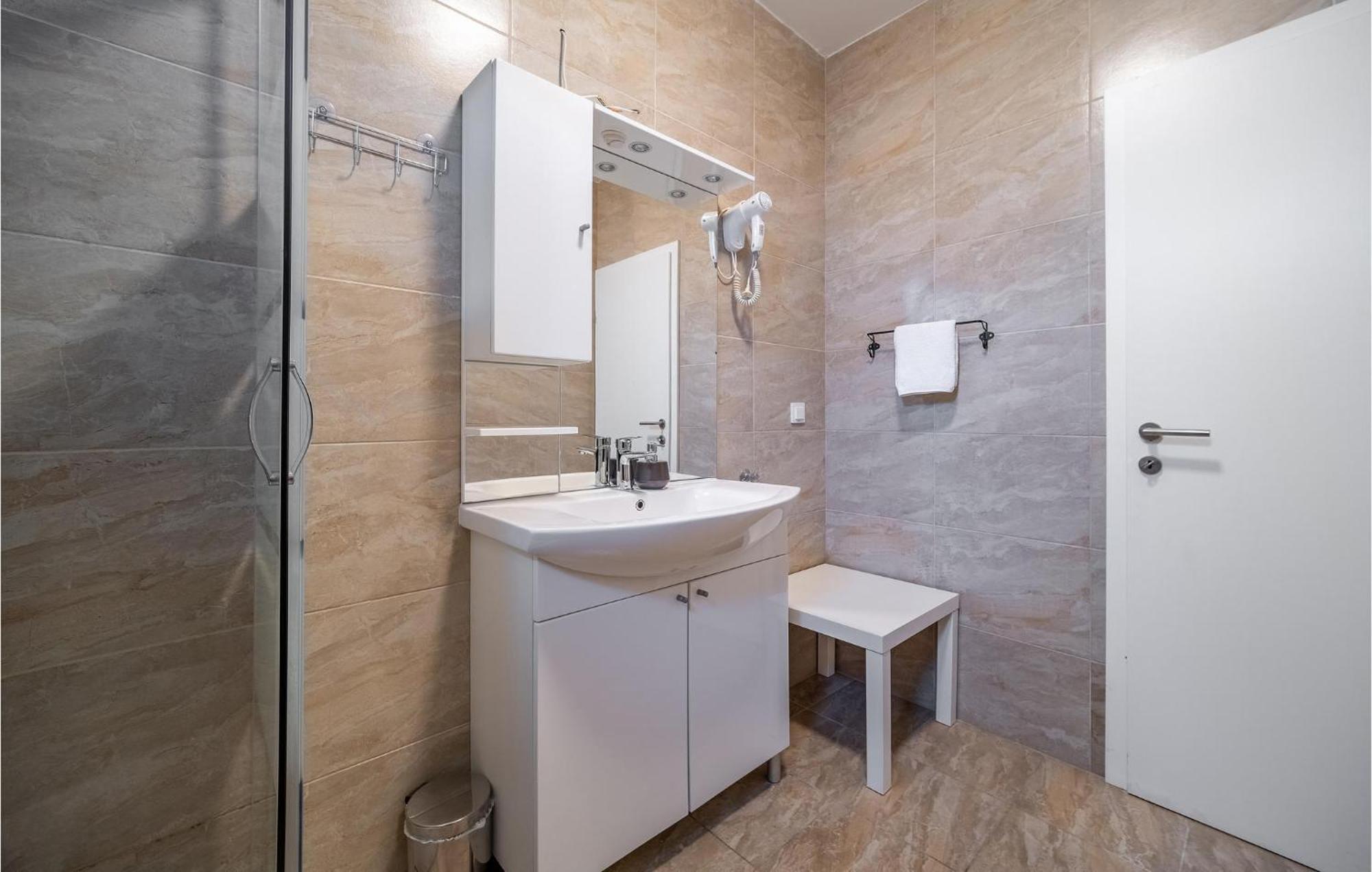 1 Bedroom Beautiful Apartment In Rakovica Kültér fotó