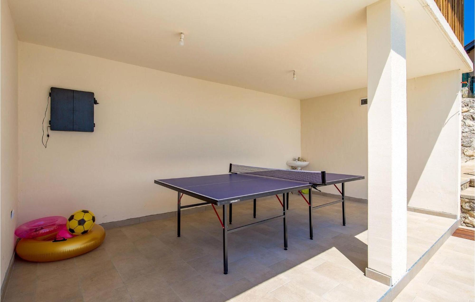 1 Bedroom Beautiful Apartment In Rakovica Kültér fotó