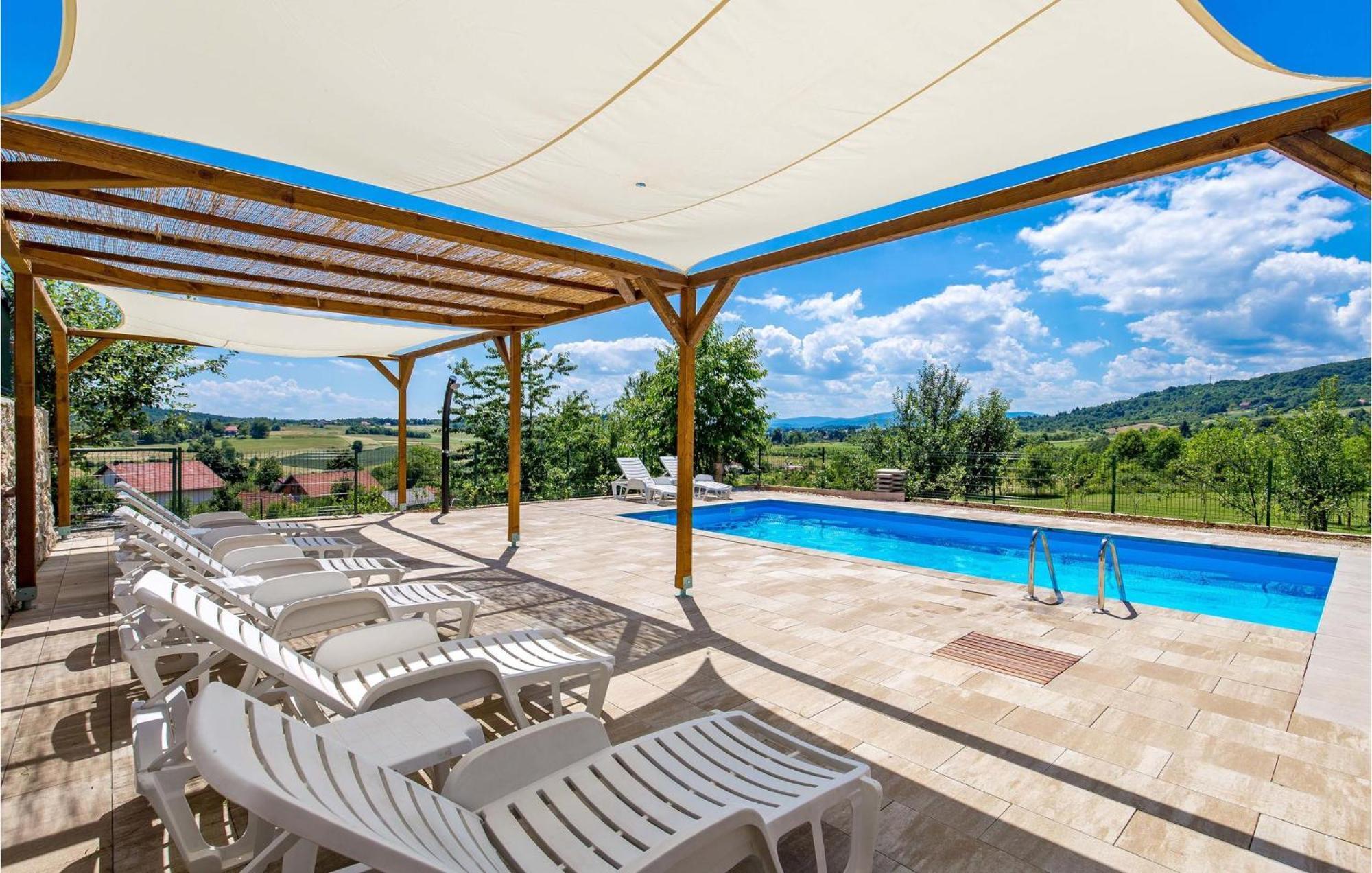 1 Bedroom Beautiful Apartment In Rakovica Kültér fotó