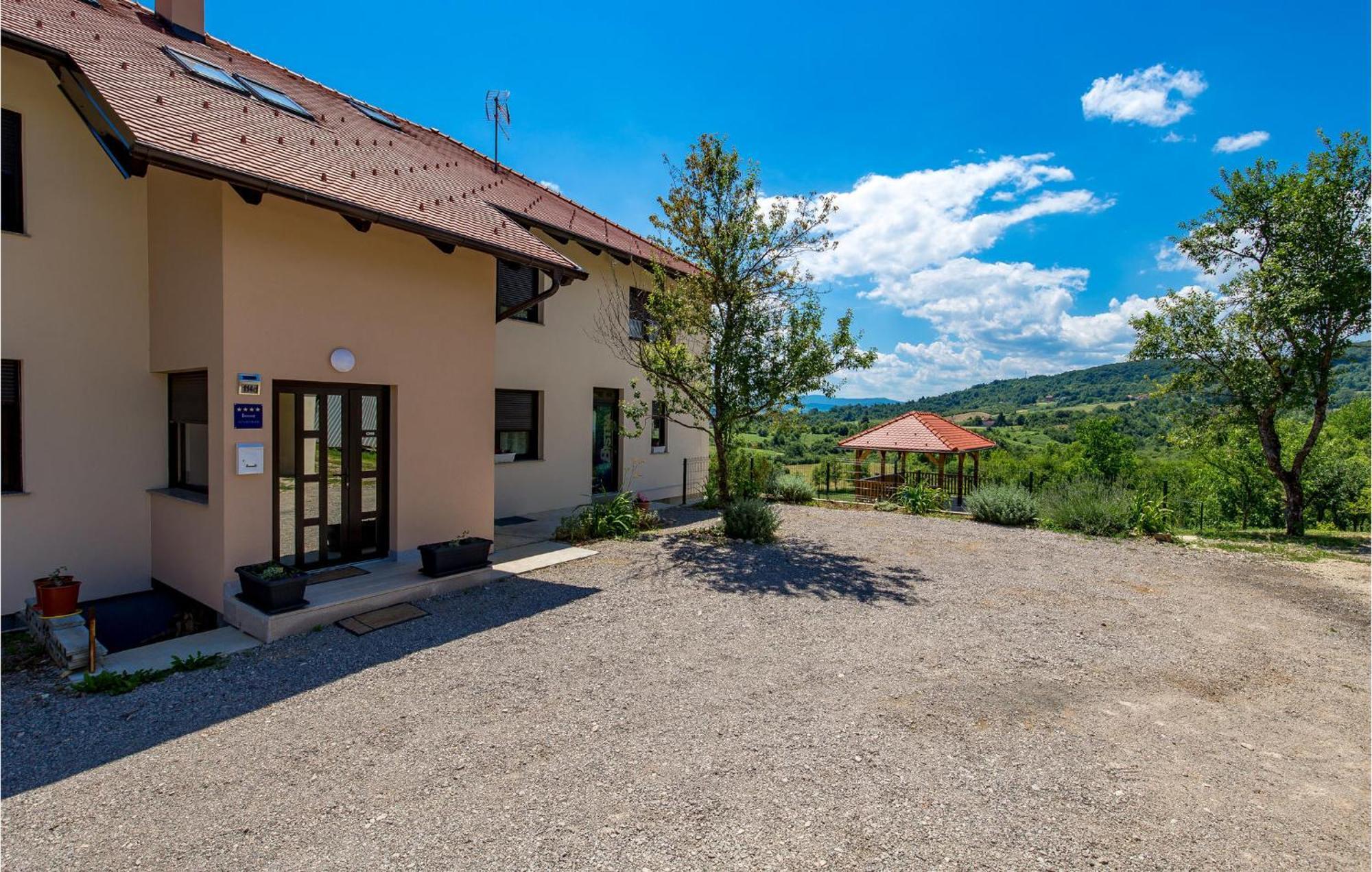 1 Bedroom Beautiful Apartment In Rakovica Kültér fotó