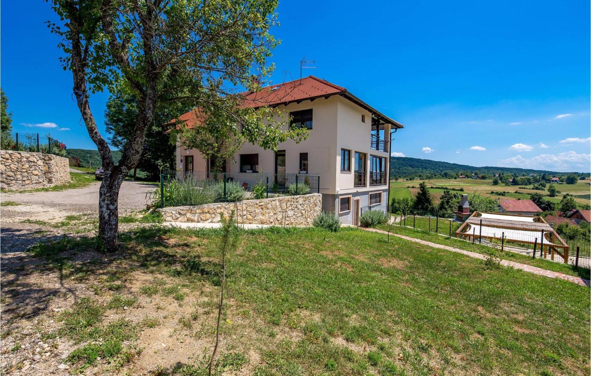 1 Bedroom Beautiful Apartment In Rakovica Kültér fotó