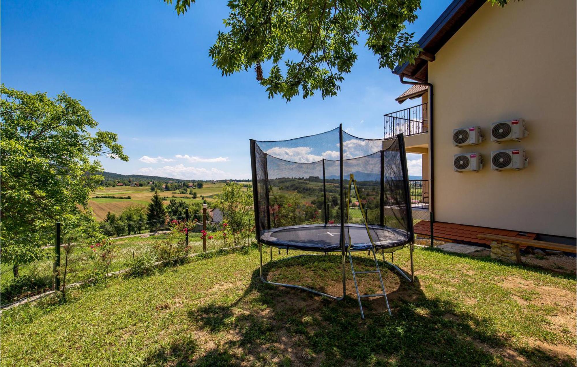1 Bedroom Beautiful Apartment In Rakovica Kültér fotó