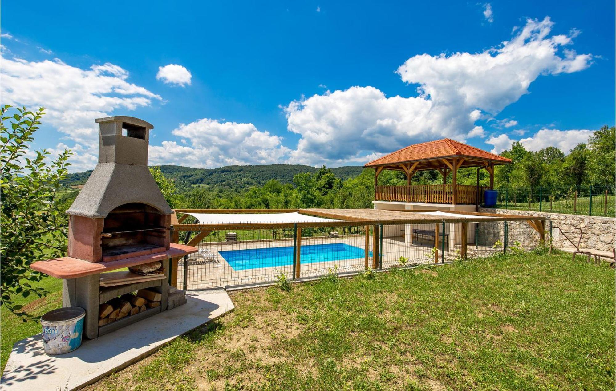 1 Bedroom Beautiful Apartment In Rakovica Kültér fotó